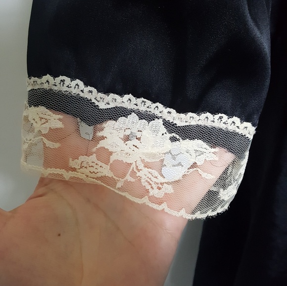 🍀SALE🍀Black and Lace Robe - Picture 3 of 5